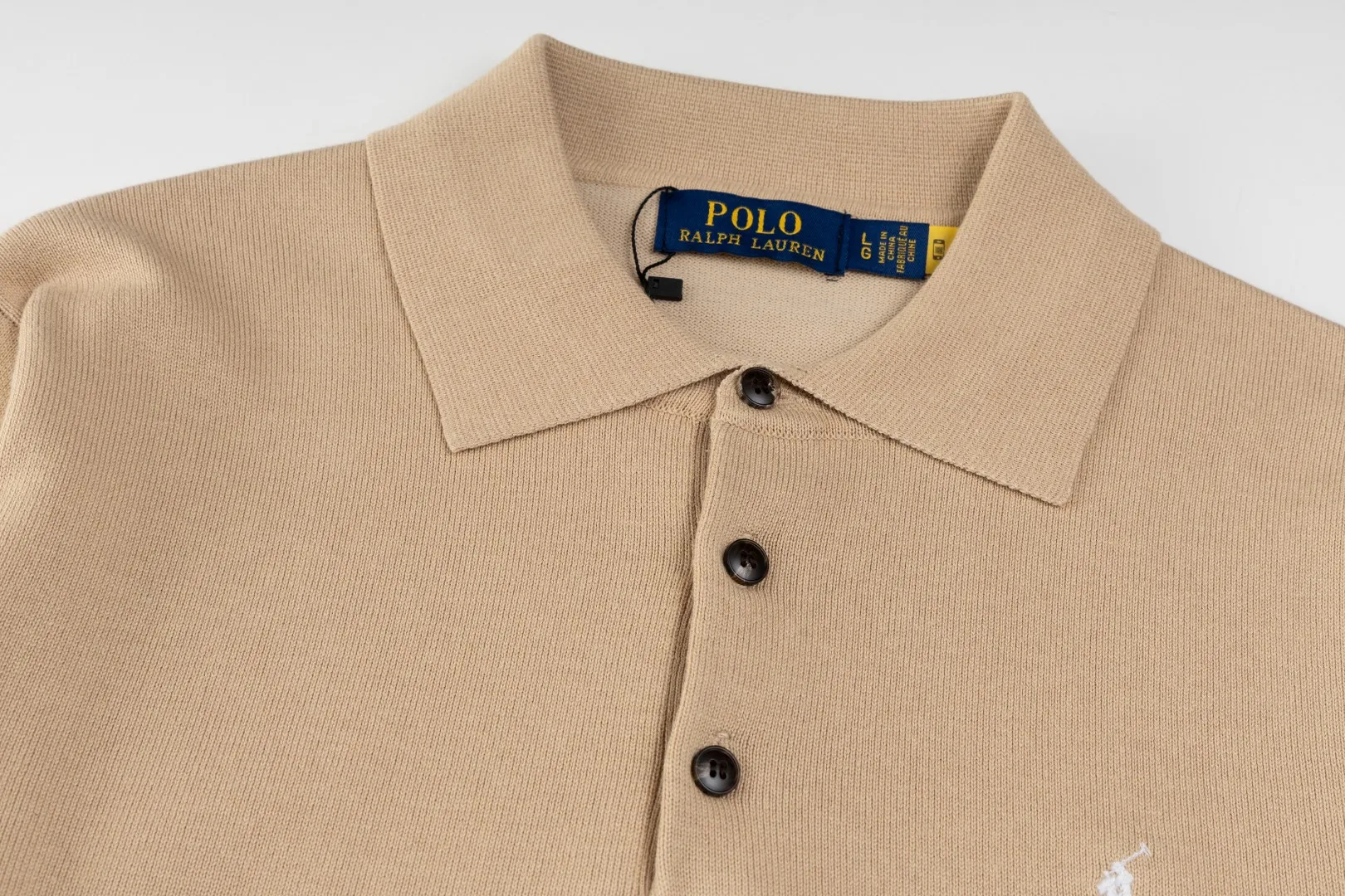 P206 Style number: R07 Ralph Lauren knitted pony embroidered lapel polo shirt three-button pullover open chest long-sleeved sweater. Official website synchronized. Same style for men and women. Classic cotton yarn. 100% white cotton. High-quality goods. Classic style has always been very popular! The workmanship details are very good! The simple lapel polo pullover sweater is always the standard, with classic brand embroidery on the chest! All major stars have the same style! Best for couples. High quality goods! Xinjiang cotton micro-elastic and smooth fabric is of great quality. Pure cotton is soft and skin-friendly. Color #White Blue Gray Dark Gray Khaki Military Green Navy White Label Navy Blue Red Label Black Red Label Black White Label Pink Size#S M L